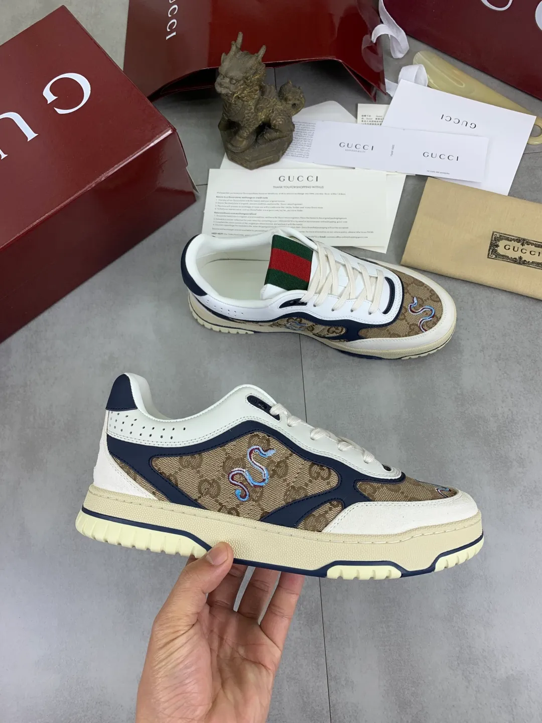 Men's men's shoes 💰P620 new style 🐍🐍🐍 Gucci Gucci couple 🧑‍🤝‍🧑 autumn and winter low-end catwalk casual sneakers, top version! The oil edge craftsmanship is reproduced one to one. New model for early spring, creating a perfect style, cool and sassy, ​​c-position fashionable wear, classic shoe style with retro and futuristic feel, showing exquisite texture! Open mold to customize high-density outsole. Comes fully packaged. Size: Female 35-40 Male 39-45 Fabric: Imported calfskin punching Lining: Imported original sheepskin lining